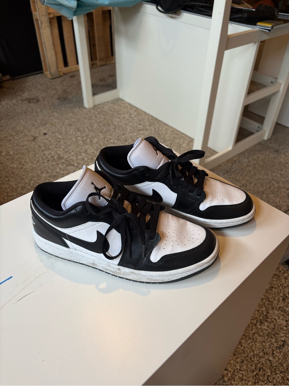 Nike Men’s Black and White Low-Top Sneakers